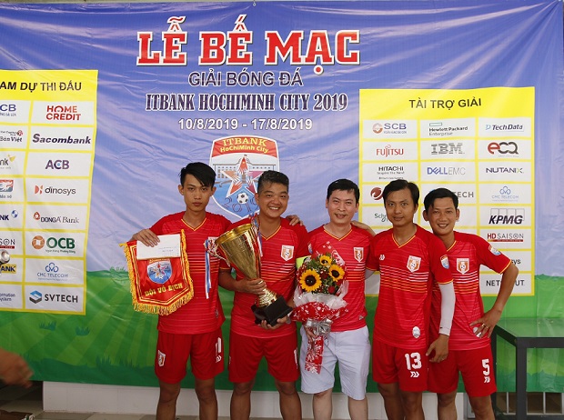 HD SAISON vô địch giải bóng đá IT Bank ngay lần đầu tham dự